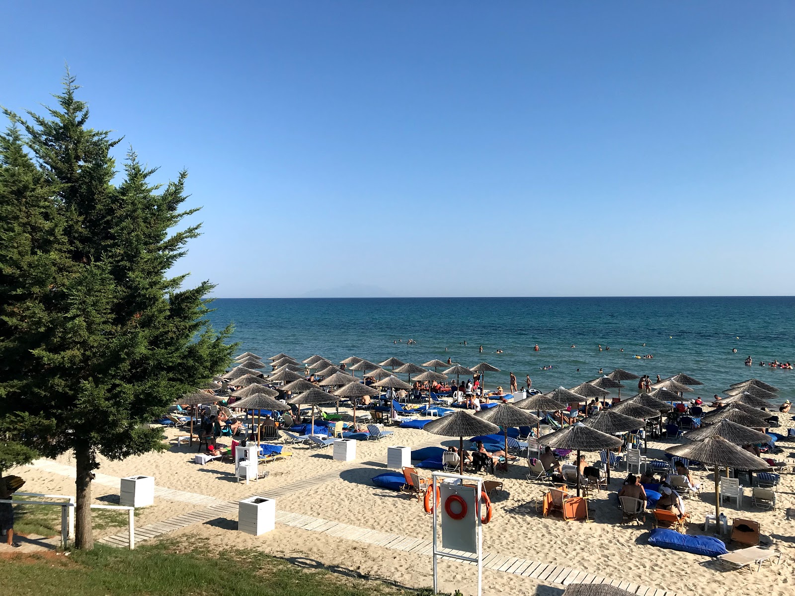 Foto di Paralia Mesis con una superficie del sabbia bianca fine