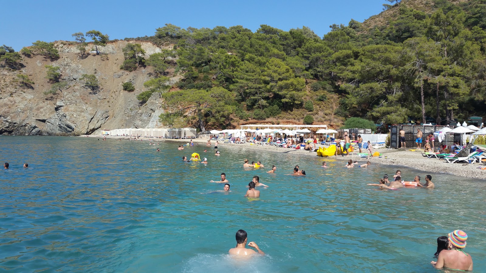 Fotografija Towered beach z modra čista voda površino