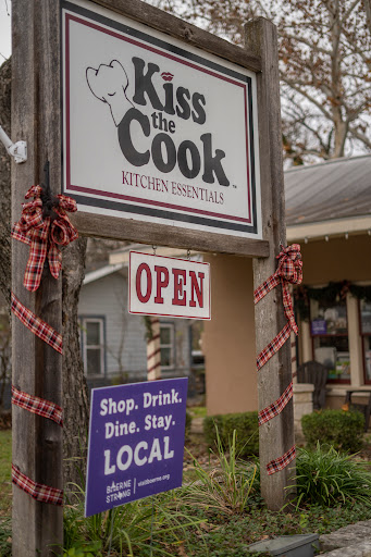 Kitchen Supply Store «Kiss The Cook Kitchen Shop», reviews and photos, 113 E Theissen St, Boerne, TX 78006, USA