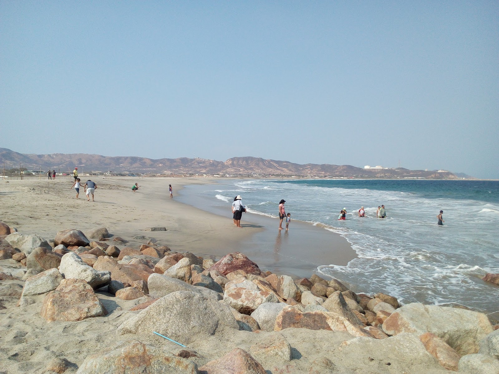 Foto di Las Escolleras beach con una superficie del sabbia grigia