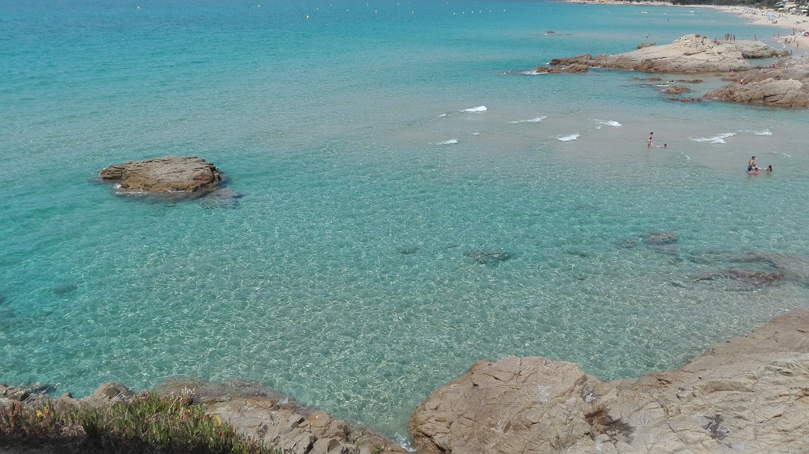 Foto von Castellu beach mit viele kleine buchten