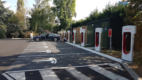 Borne de recharge de véhicules électriques Tesla Supercharger Clermont-Ferrand