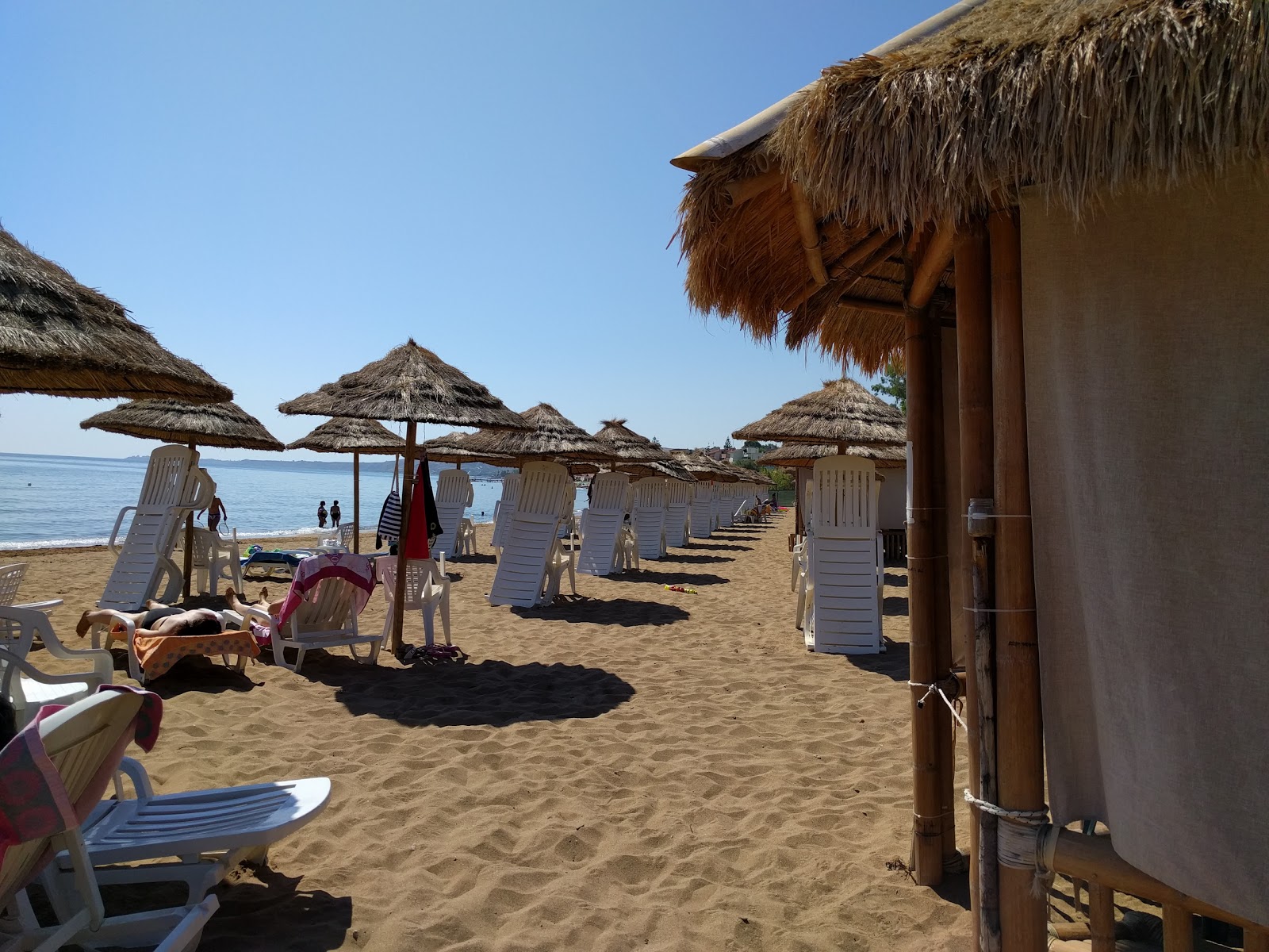 Fotografie cu Spiaggia di Via Poseidonia - locul popular printre cunoscătorii de relaxare