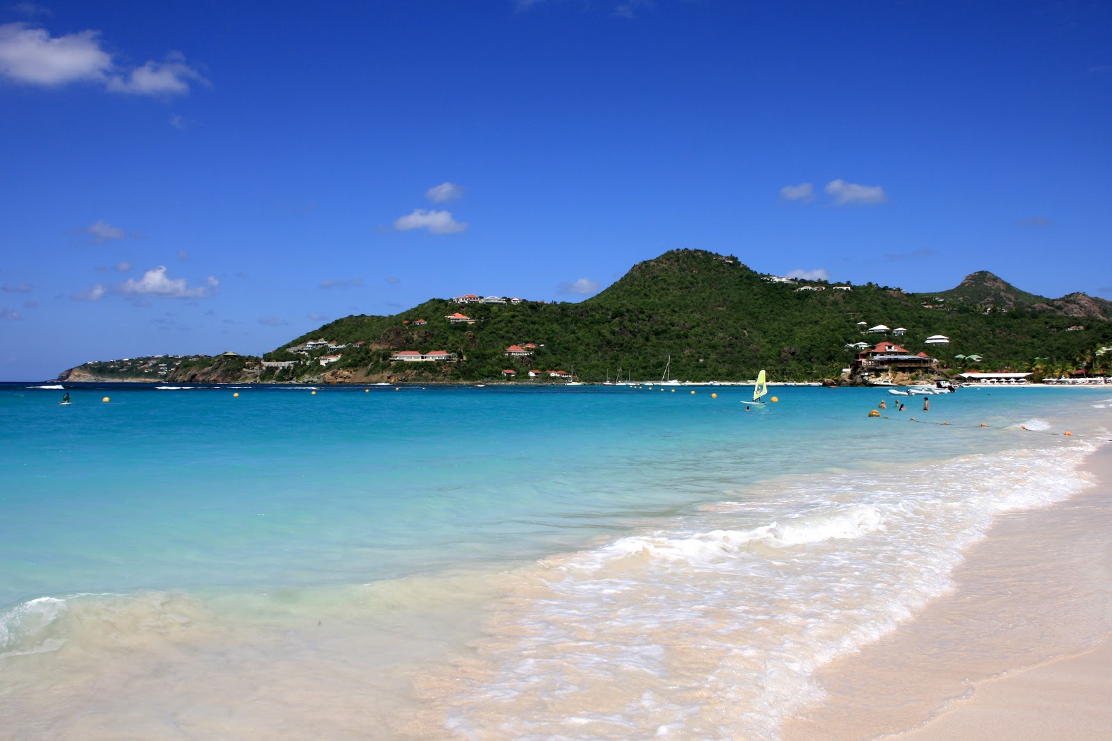 Foto di Saint-Jean beach con una superficie del sabbia beige fine