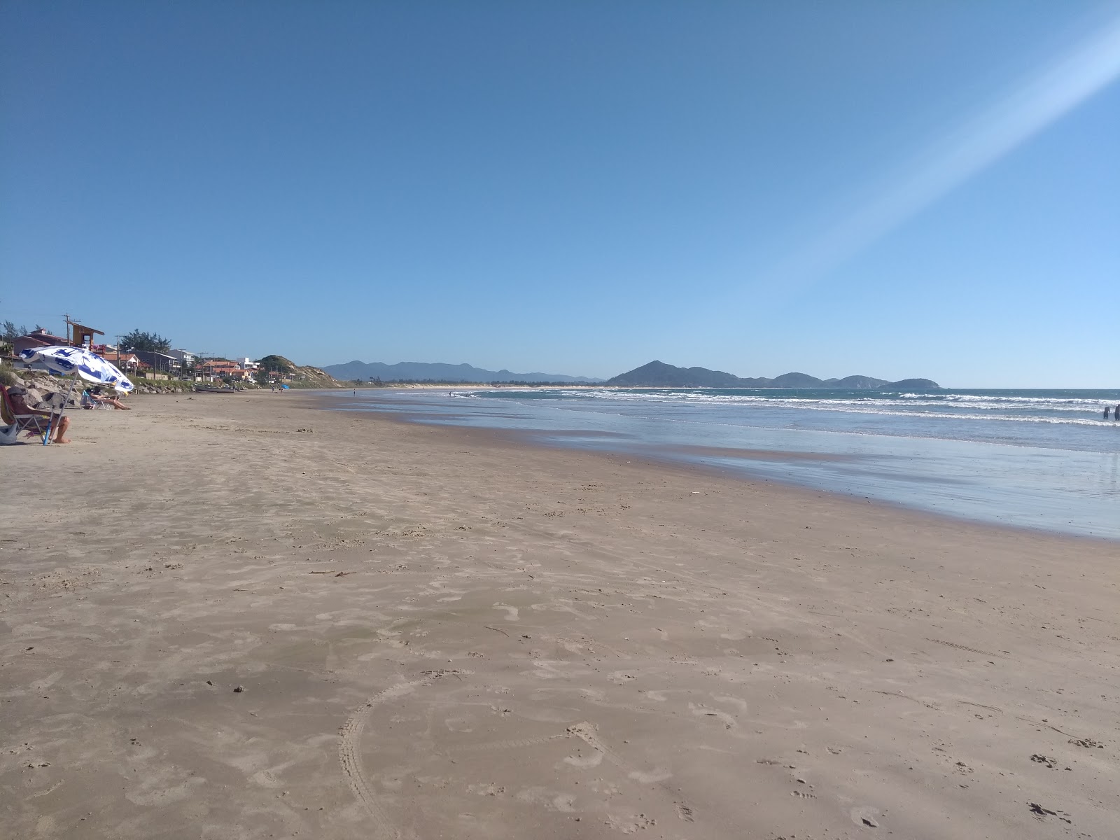 Foto de Praia da Ribanceira con recta y larga