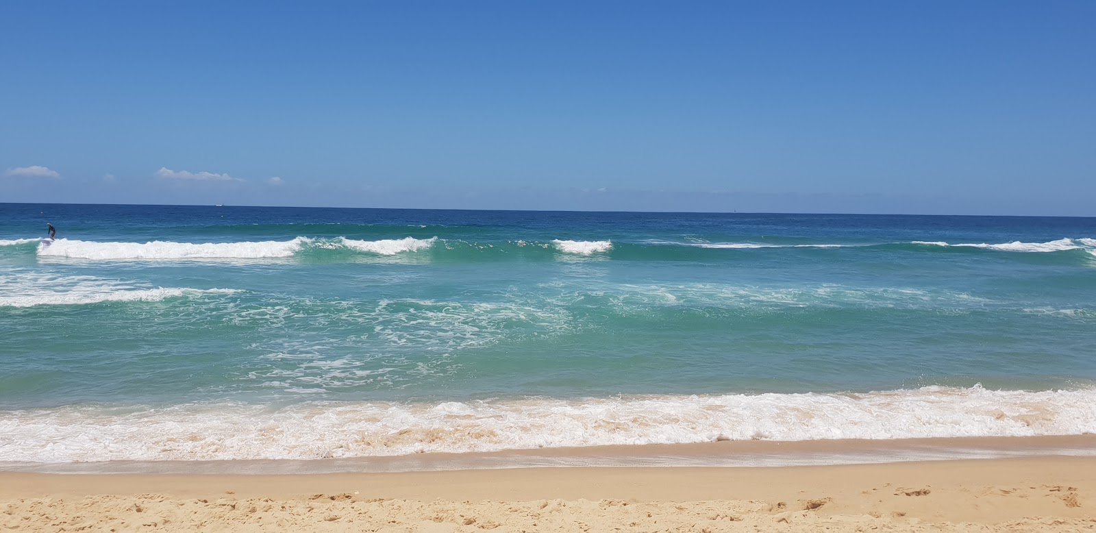 Fotografie cu Kawana Beach - locul popular printre cunoscătorii de relaxare