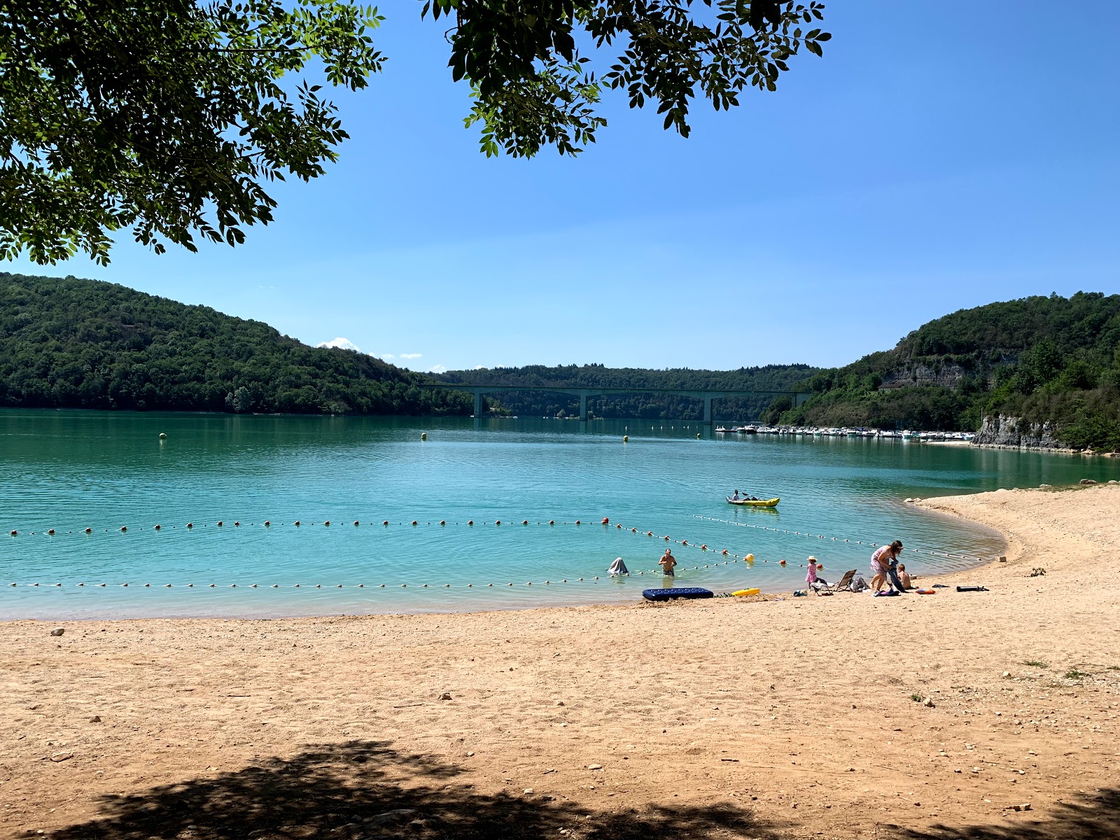 Foto von Plage de Surchauffant mit beiger sand & steine Oberfläche