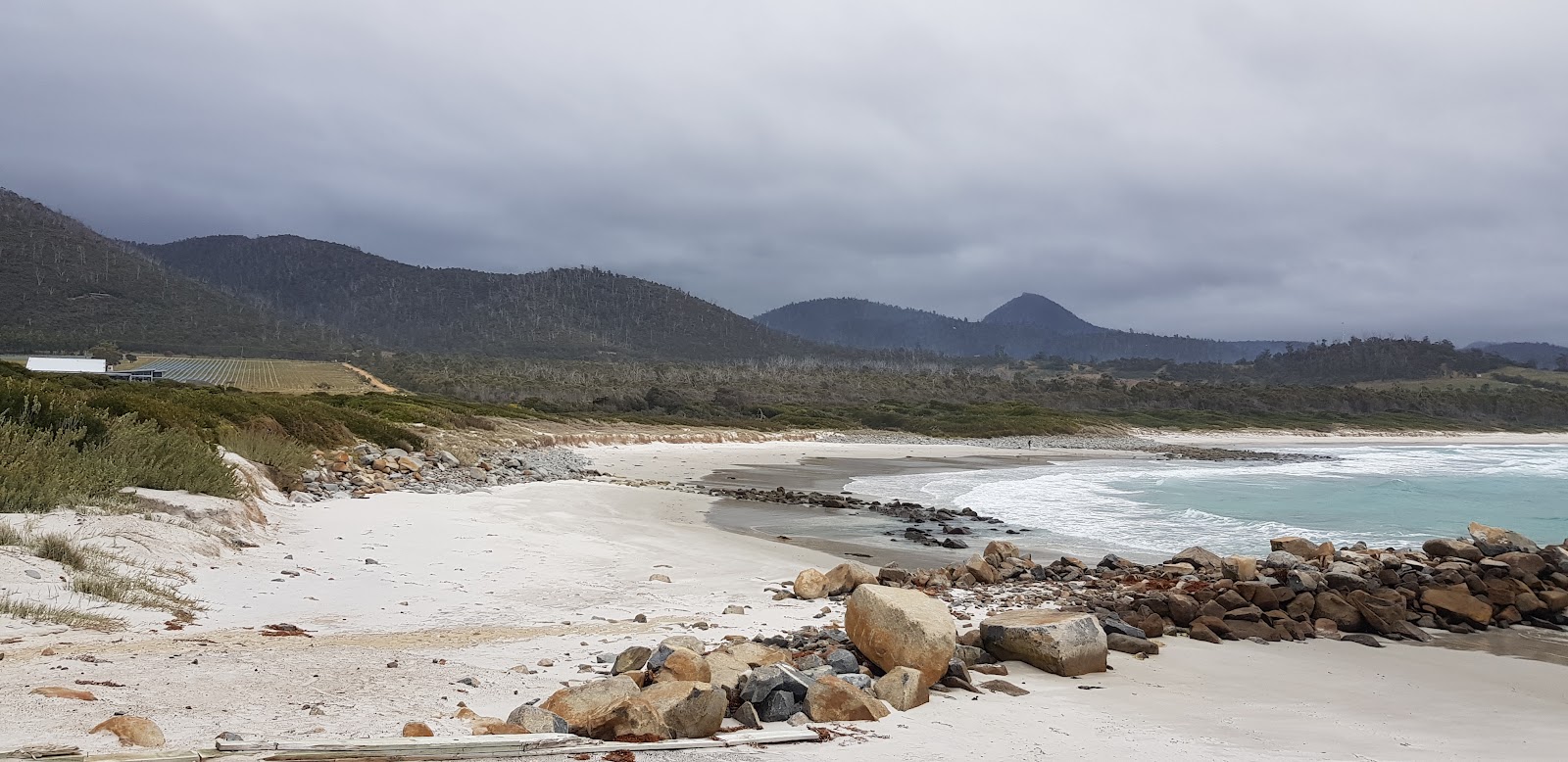 Photo de Aulichs Beach entouré de montagnes