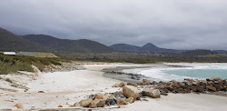 Photo de Aulichs Beach entouré de montagnes