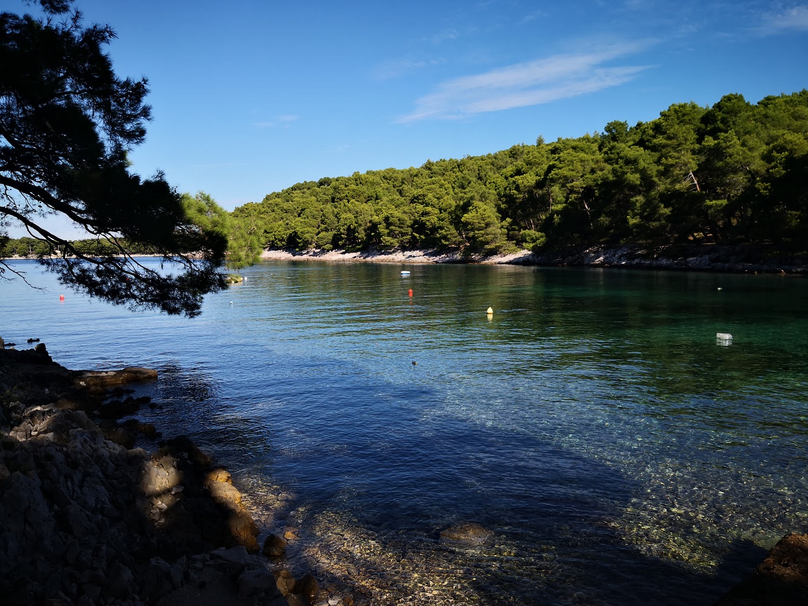 Foto von Mali Losinj II mit beiger kiesel Oberfläche