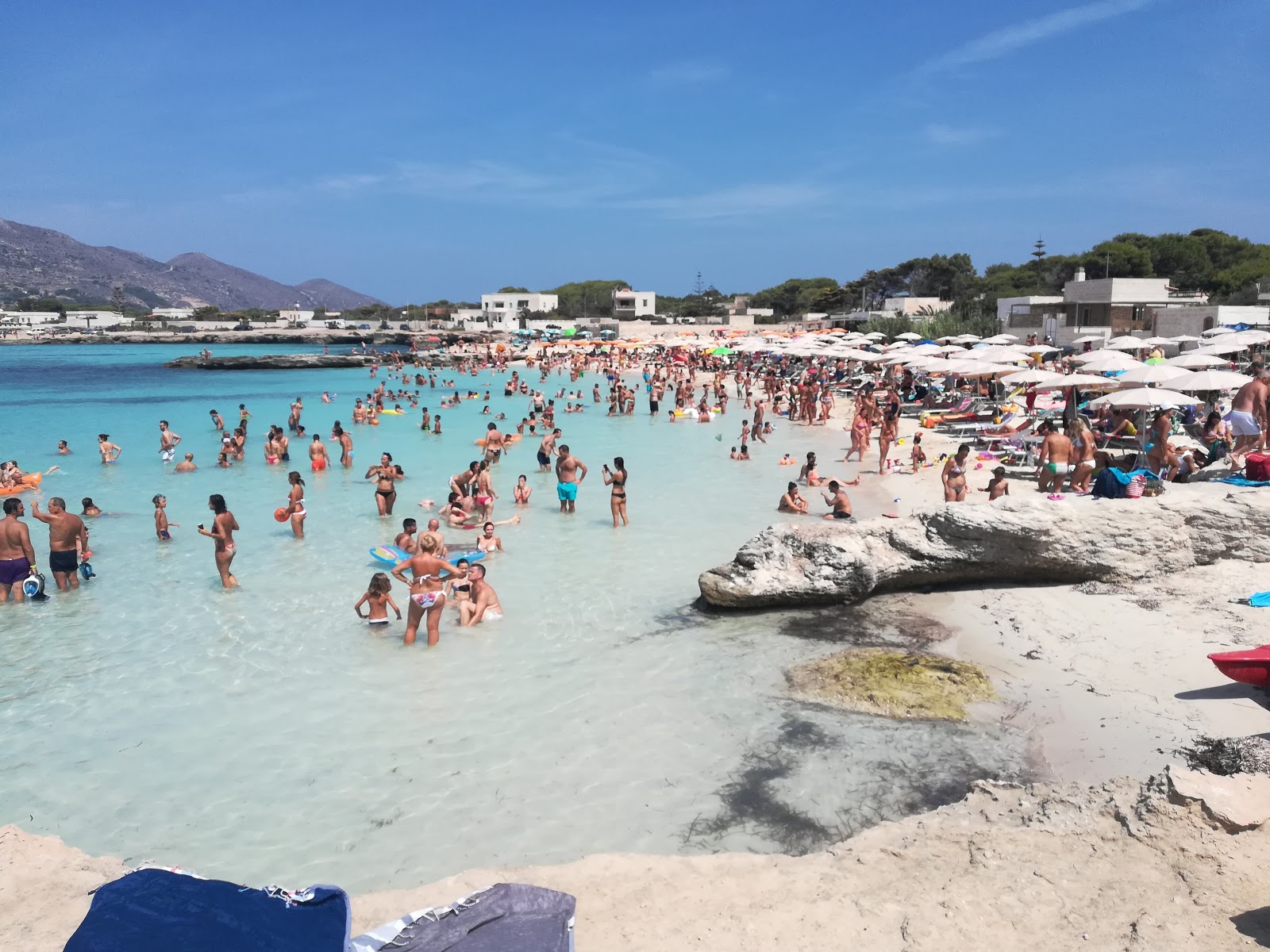 Fotografie cu Spiaggia di Lido Burrone - loc de vacanță prietenos pentru animale de companie