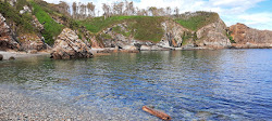 Photo de Playa Permenande entouré de montagnes