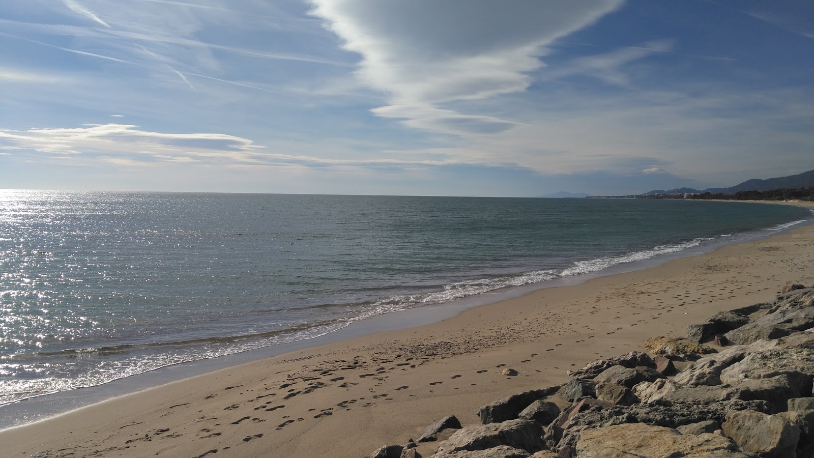 Foto di Playa de Rifa con una superficie del sabbia beige