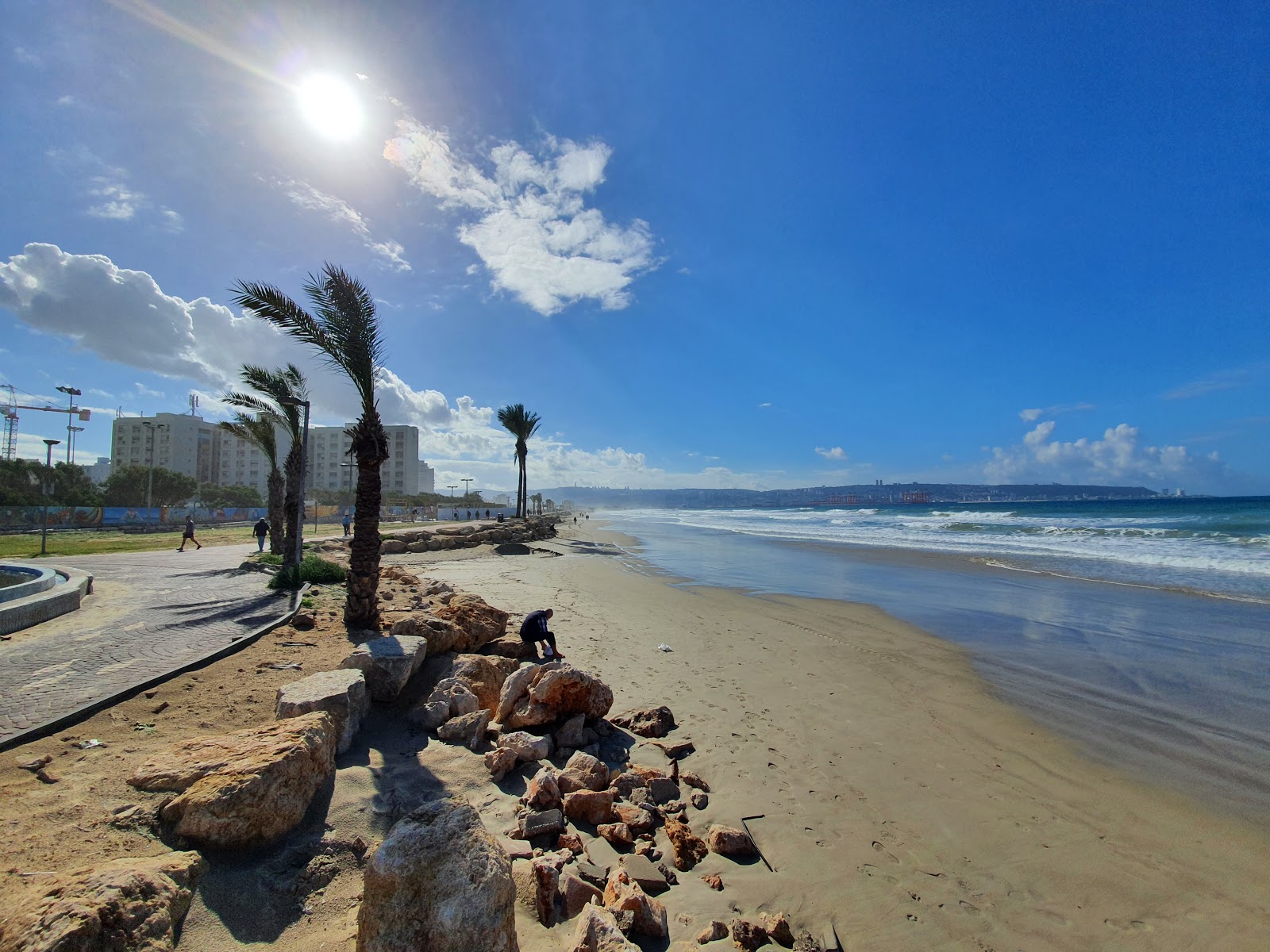 Foto av Zvulun beach med beige sand yta