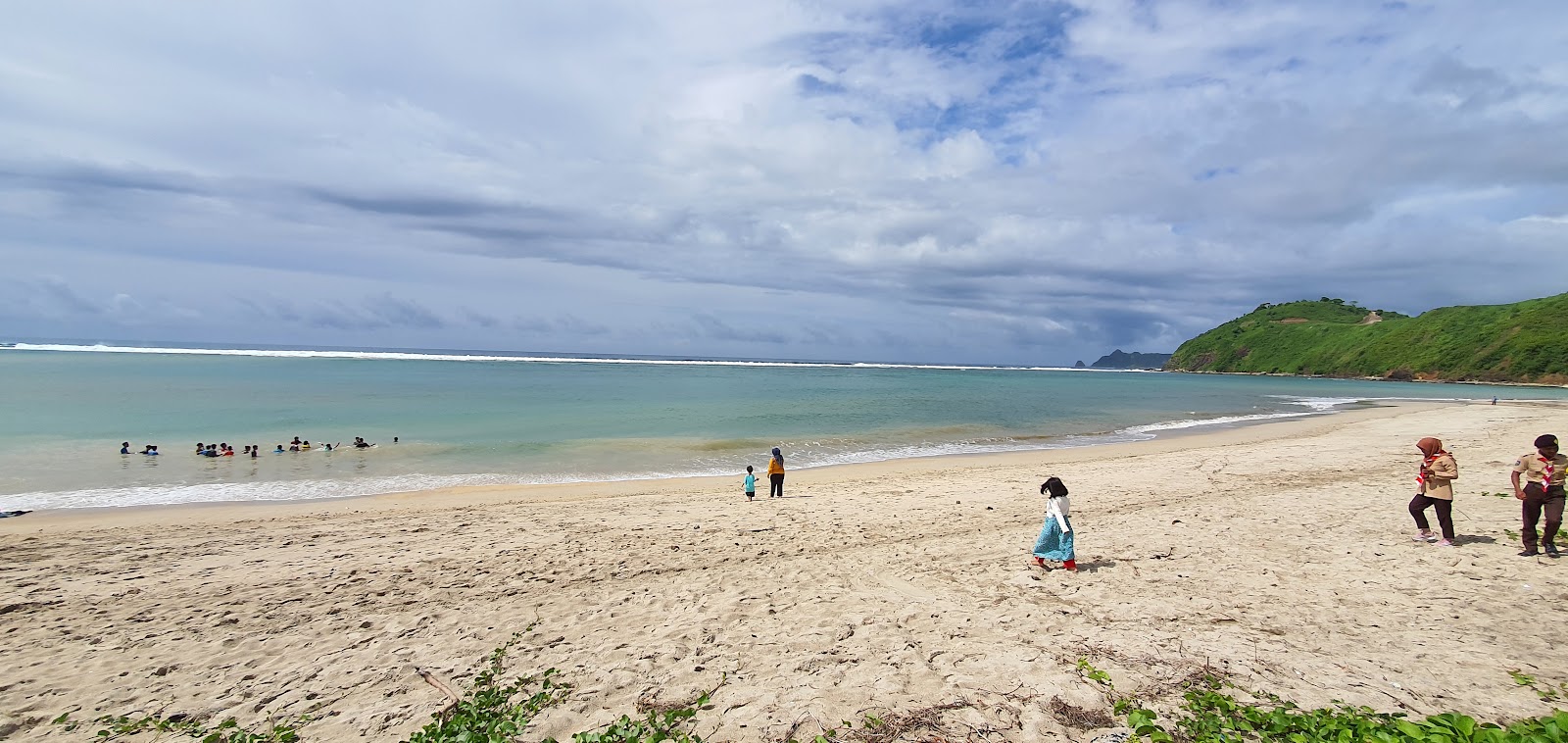 Φωτογραφία του Torok Beach με φωτεινή άμμος επιφάνεια