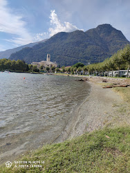 Valokuva Lido di Dongo Beachista. tukeutunut kallioilla