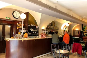 Café De La Perle image