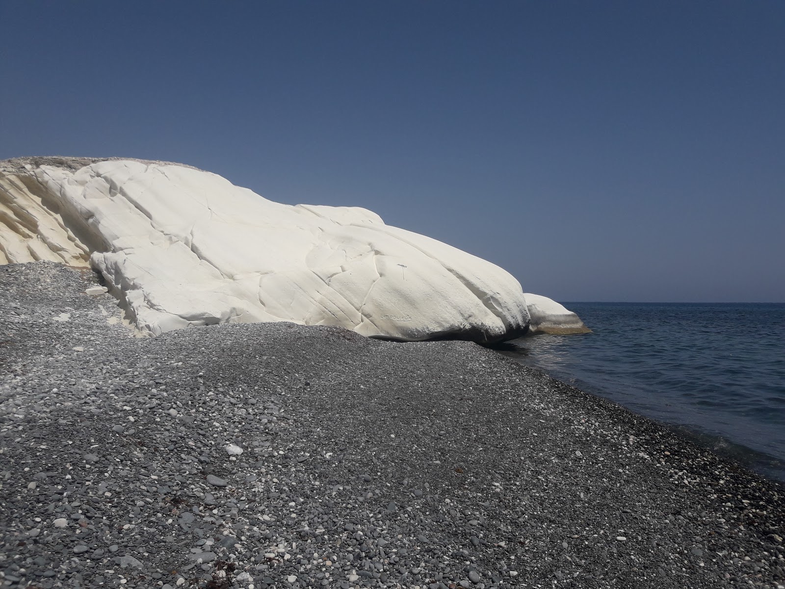 Limassol Dog's beach的照片 带有蓝色纯水表面