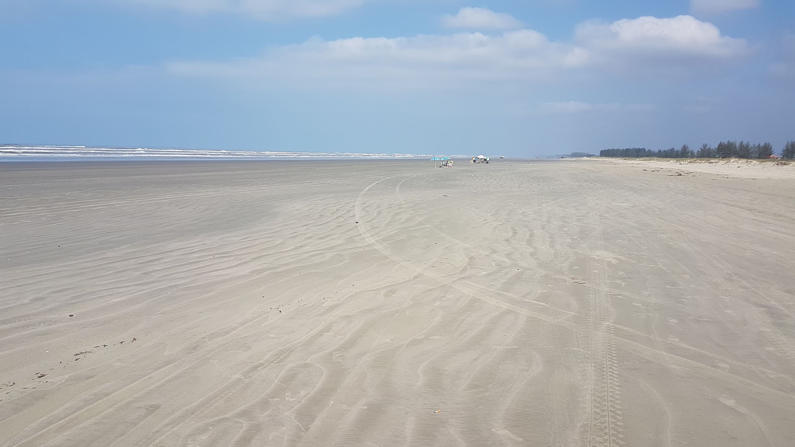 Foto de Praia Balneário Flor de Iguape com areia fina e brilhante superfície