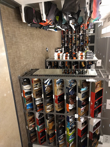 Department Store «Nordstrom Rack Chestnut Street», reviews and photos, 1700 Chestnut St, Philadelphia, PA 19103, USA