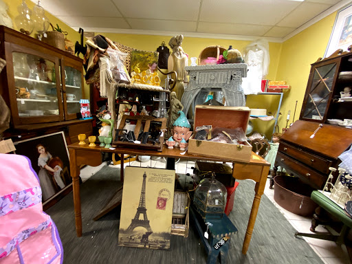 Furniture Store «3 Vintage Chicks», reviews and photos, 13012 N Cave Creek Rd, Phoenix, AZ 85022, USA