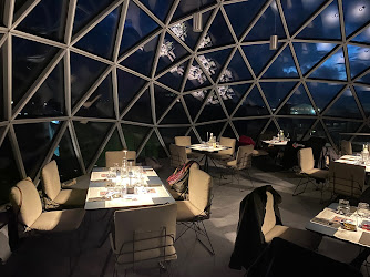 Niemeyer Sphere - Céu Dining