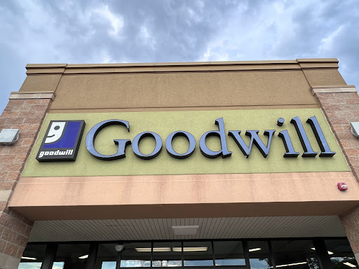 Thrift Store «Goodwill Store & Donation Center», reviews and photos, 1521 Lee St, Des Plaines, IL 60018, USA