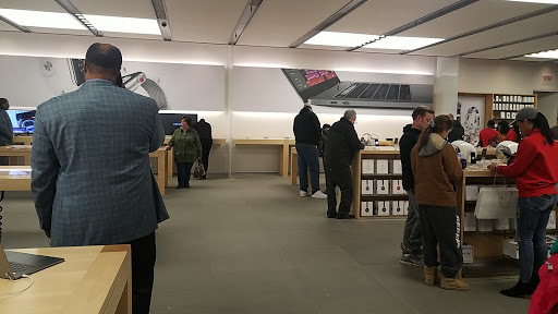 Computer Store «Apple Suburban Square», reviews and photos, 61 Saint James Pl, Ardmore, PA 19003, USA
