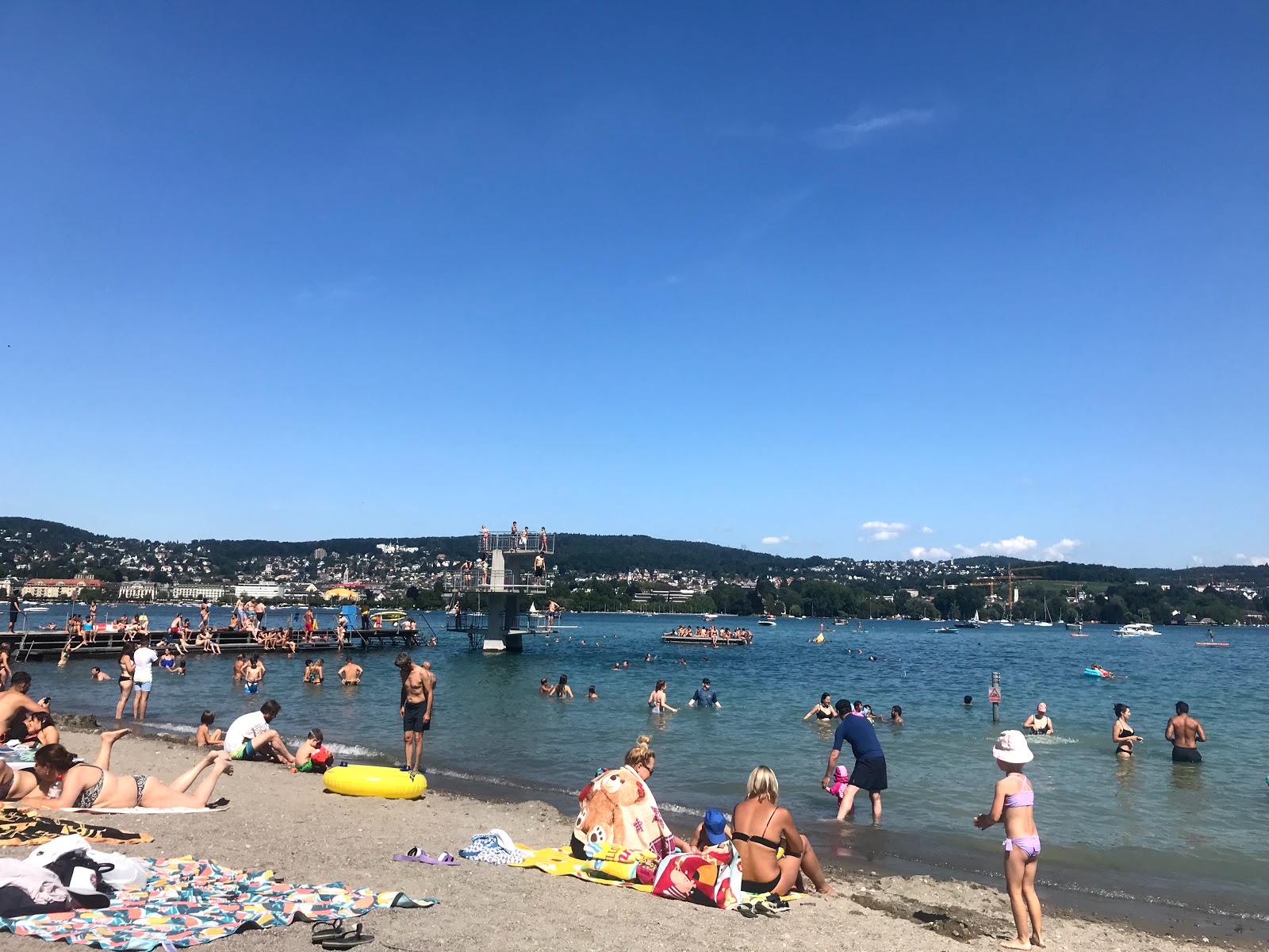 Foto af Mythenquai Strand med grå sand overflade