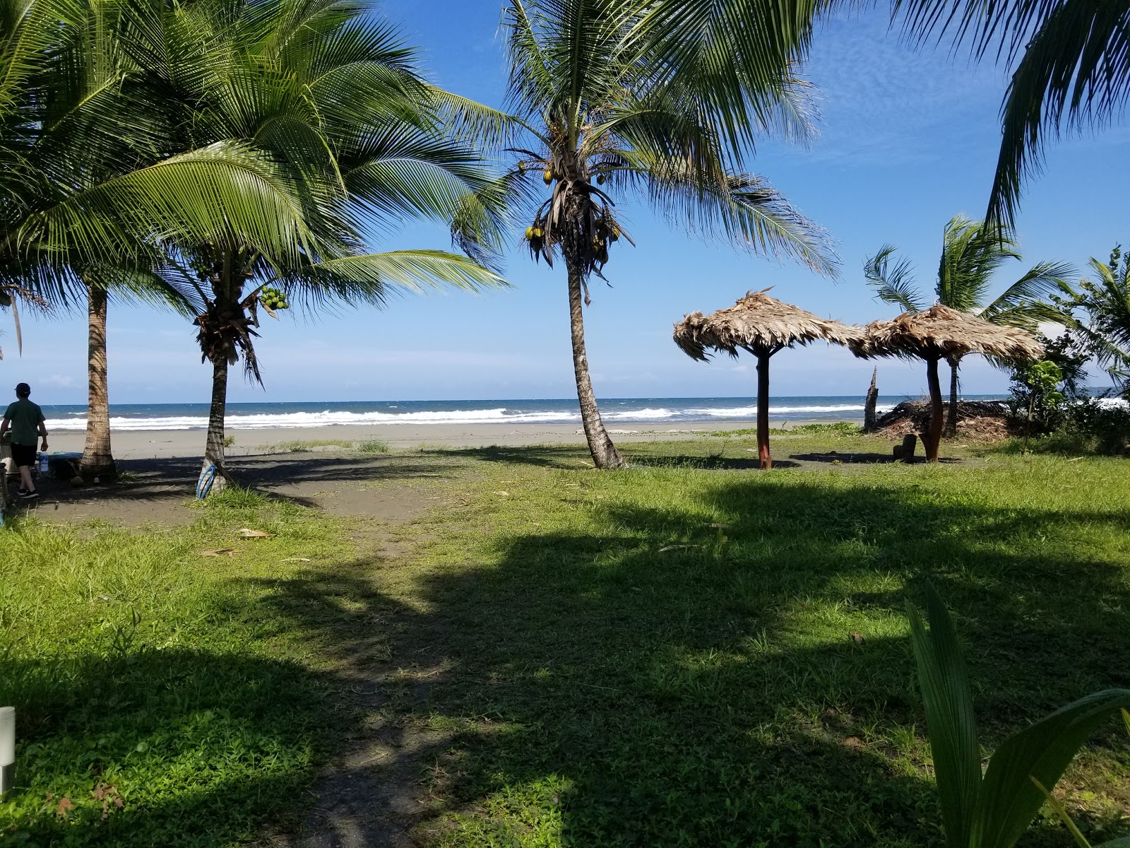 Foto von Playa Cahuita mit lange, gerade küste