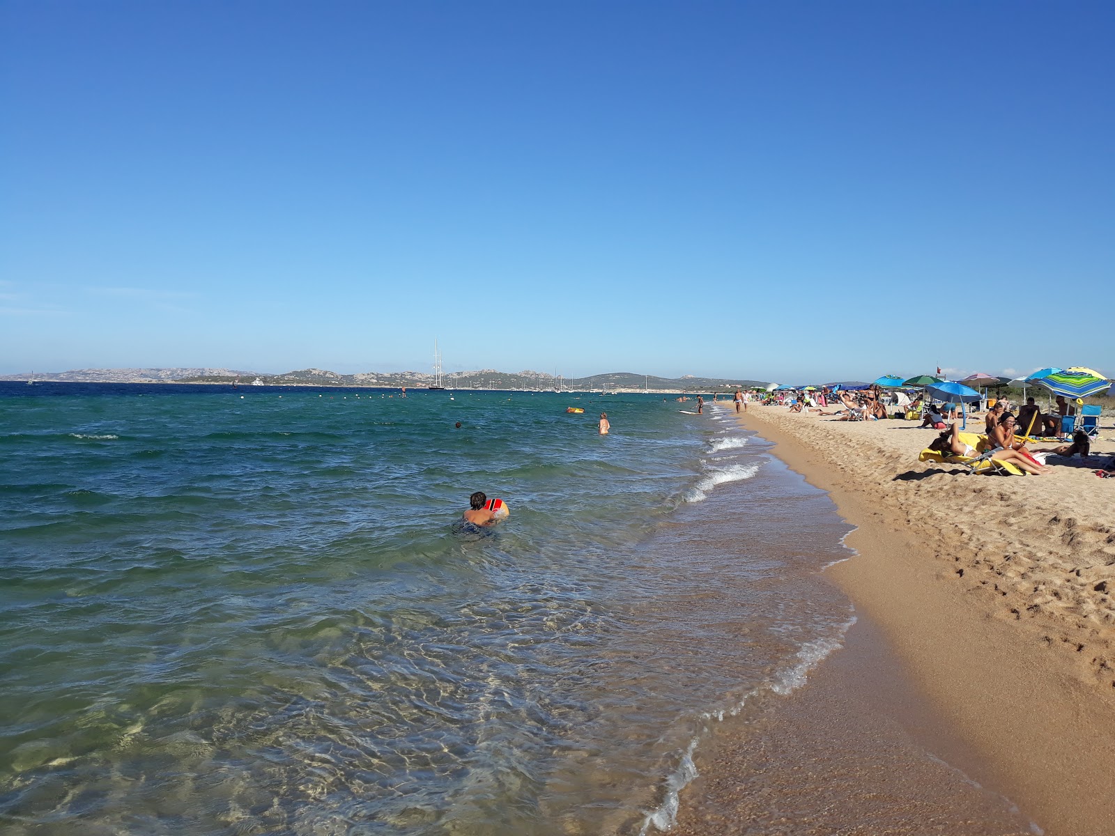 Spiaggia Di Porto Liscia'in fotoğrafı - rahatlamayı sevenler arasında popüler bir yer