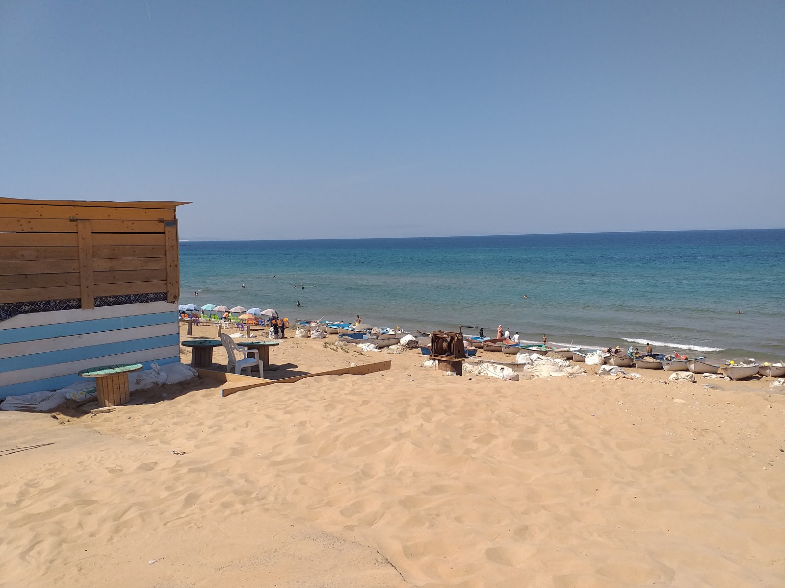 Photo de Oureah Plage avec l'eau cristalline de surface