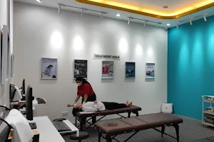 VLIFE MEDICAL - SPINE, PHYSIOTHERAPY, WELLNESS CENTER image