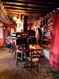 Atmosphère du Restaurant français Auberge Des Deux Tonneaux à Pierrefitte-en-Auge - n°17