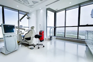 iSmile Dental Center Julphar Tower - مركز اي سمايل لطب الاسنان image