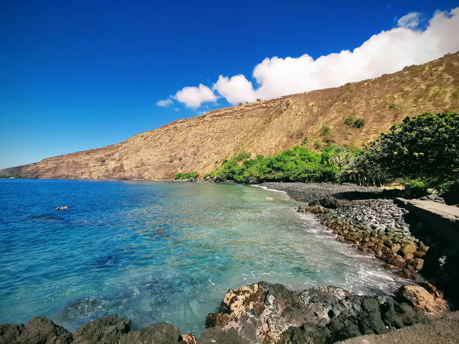 Fotografie cu Kealakekua Beach cu o suprafață de pietricel negru