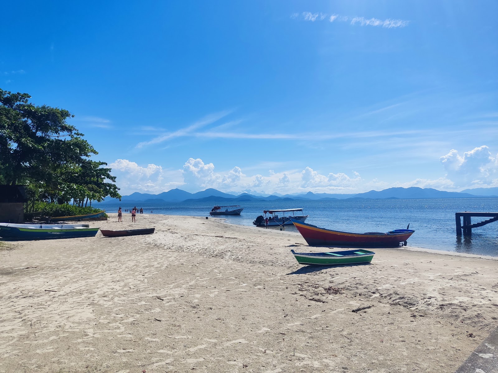 Foto de Praia Ilha das Peças com areia bege fina superfície