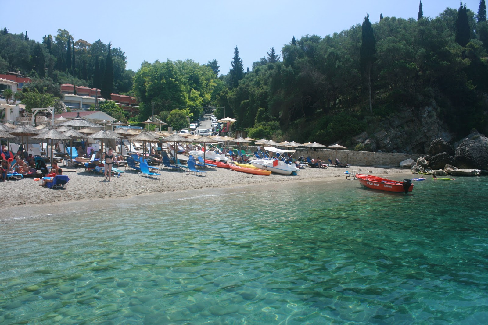 Foto von Paralia Liapades von Klippen umgeben