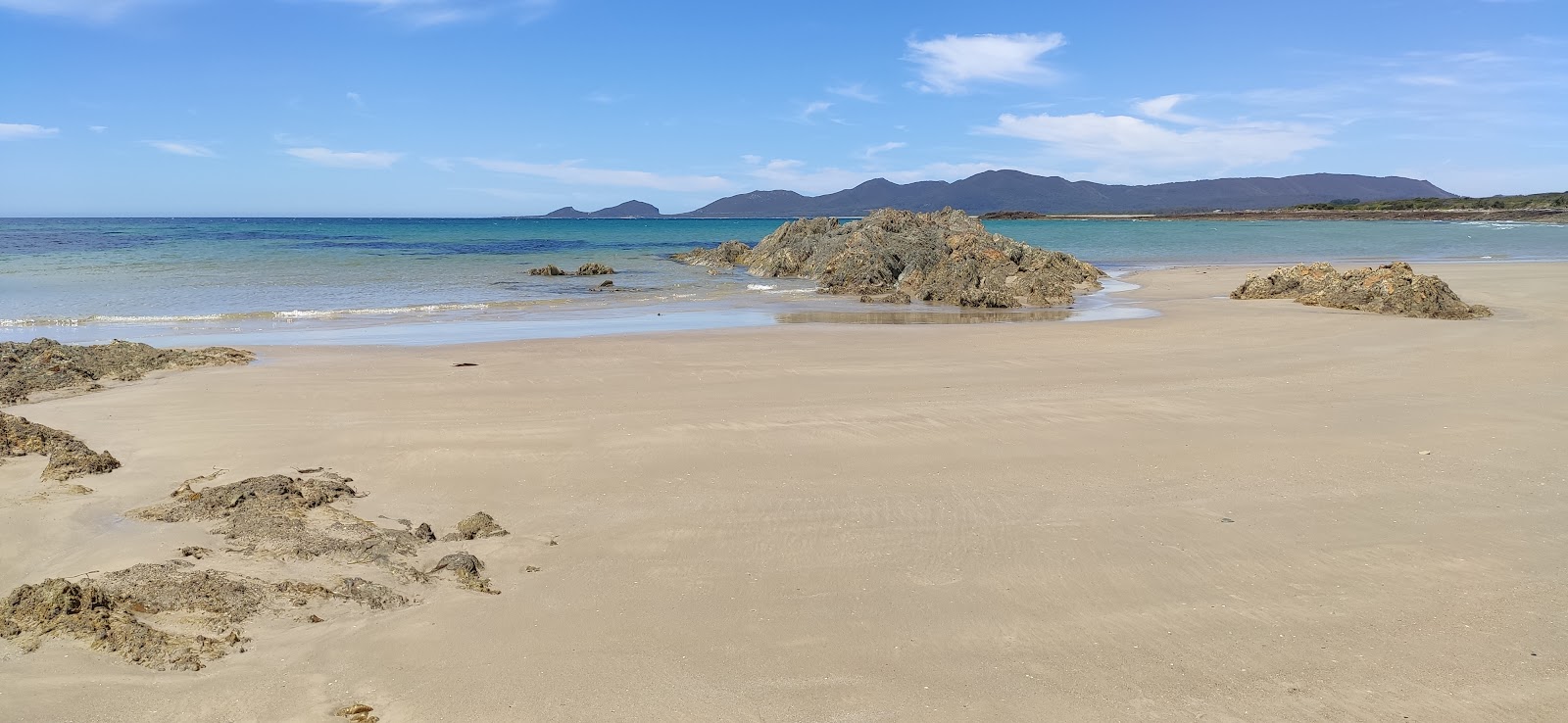 Foto di Edgcumbe Beach con una superficie del sabbia beige