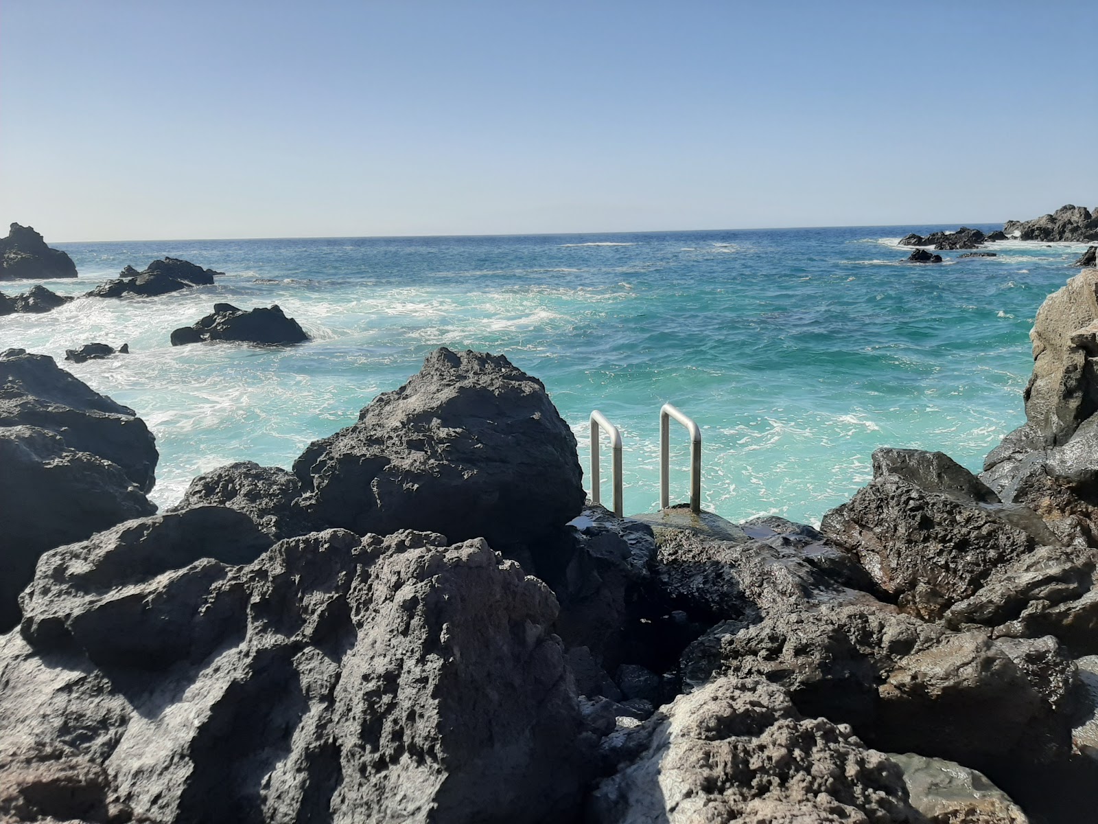 Photo de Playa San Juan II avec l'eau cristalline de surface