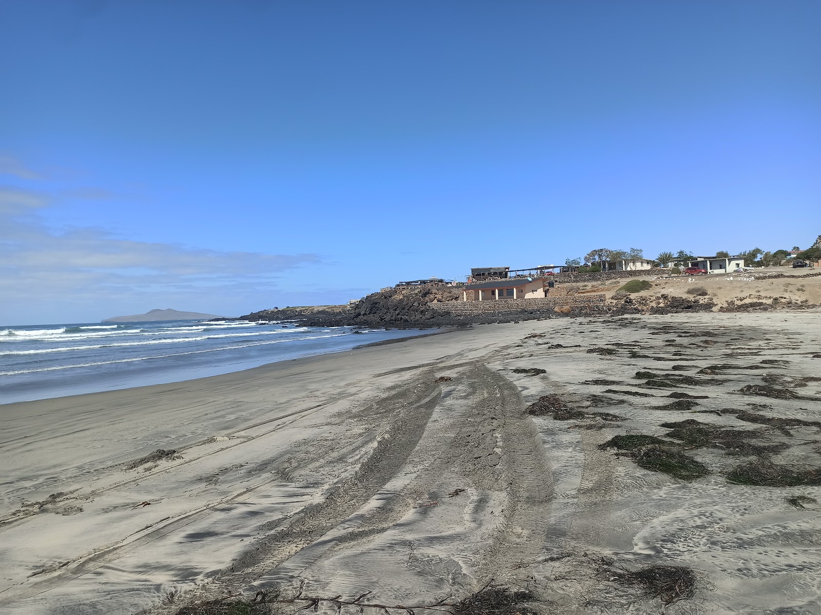Zdjęcie Playa La Chorera z powierzchnią brązowy piasek