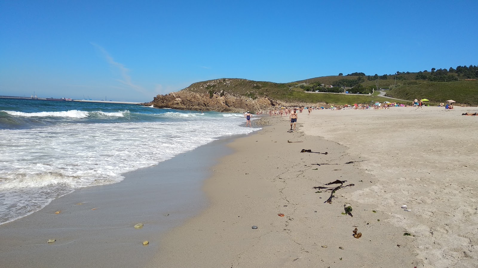 Fotografija Praia de Valcobo z beli pesek površino