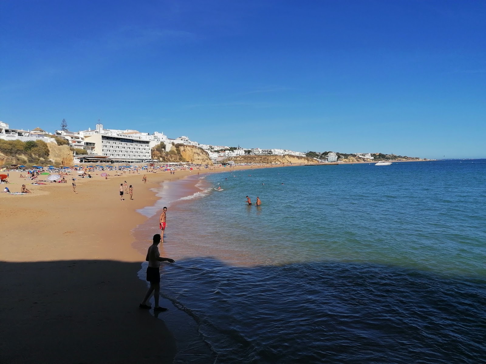 Praia dos Pescadores'in fotoğrafı - rahatlamayı sevenler arasında popüler bir yer