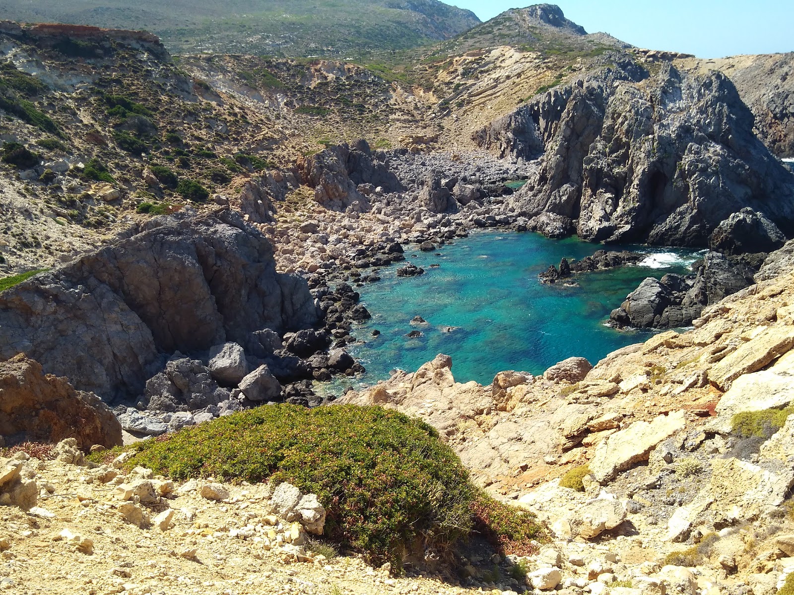 Foto av Kamarela omgiven av klippor