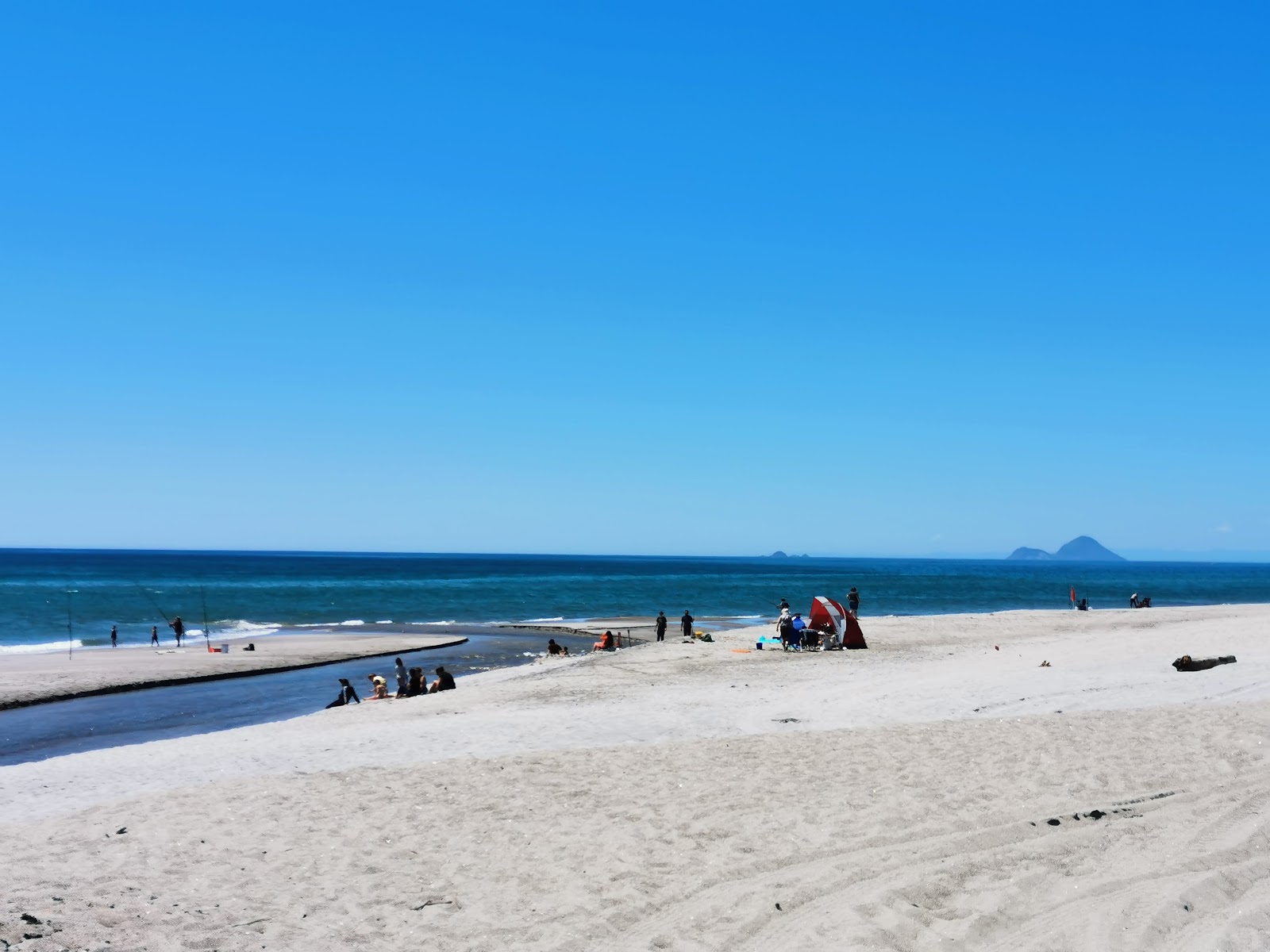 Foto de Pikowai Beach con recta y larga