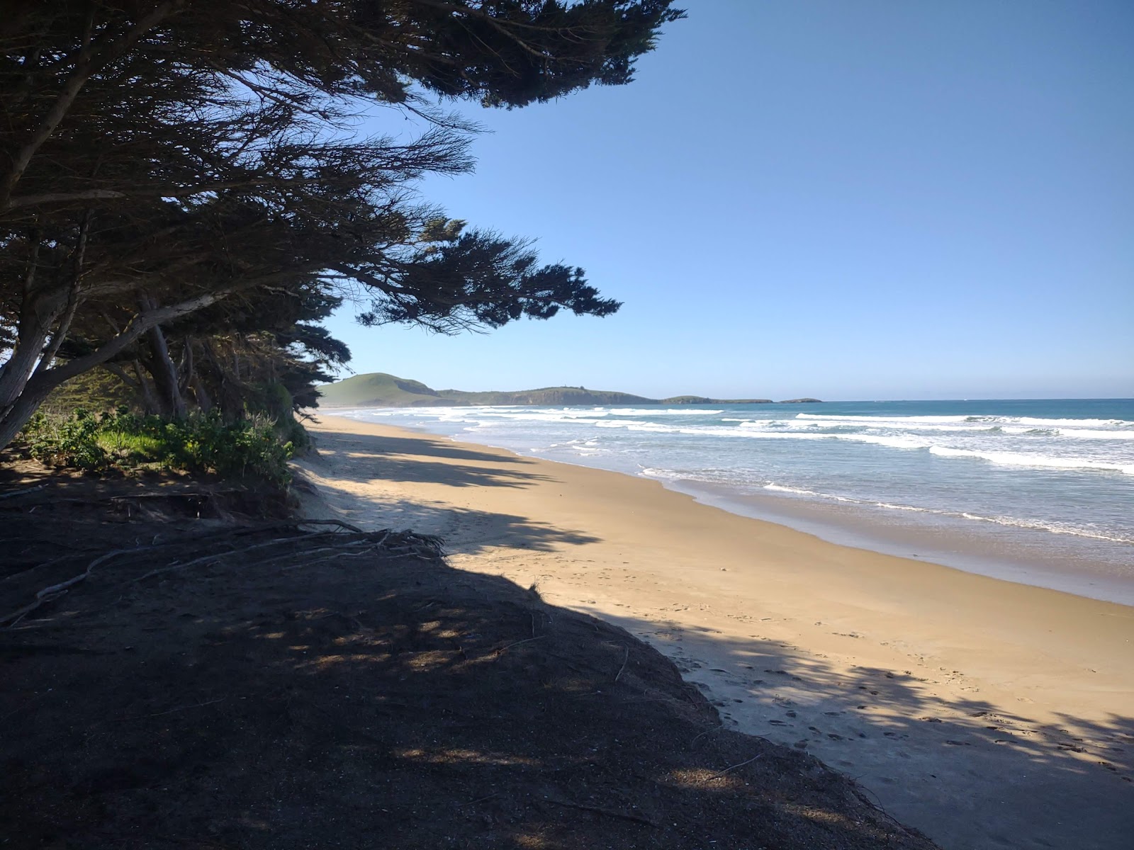 Photo de Katiki Beach avec sable lumineux de surface