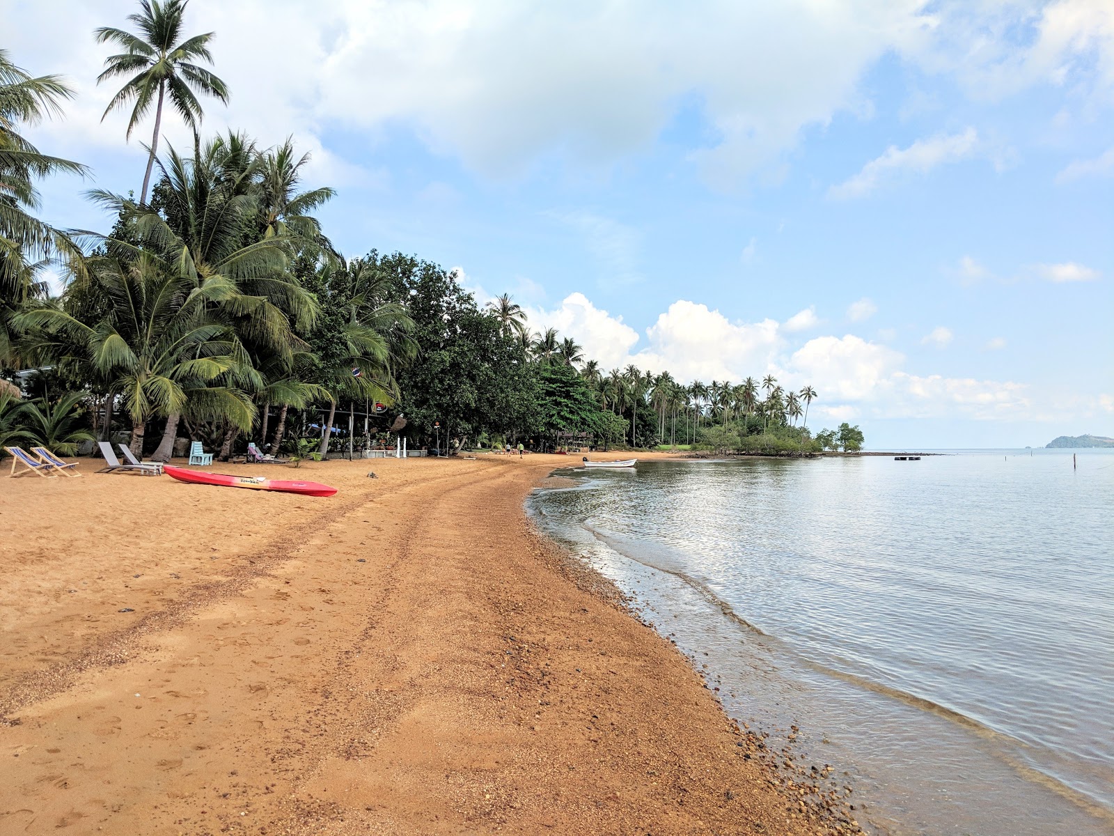 Foto di Sunrise Beach con una superficie del sabbia scura