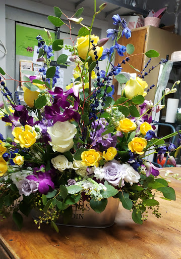 Gift Shop «Avenue Flower Shop», reviews and photos, 10632 S Cicero Ave, Oak Lawn, IL 60453, USA