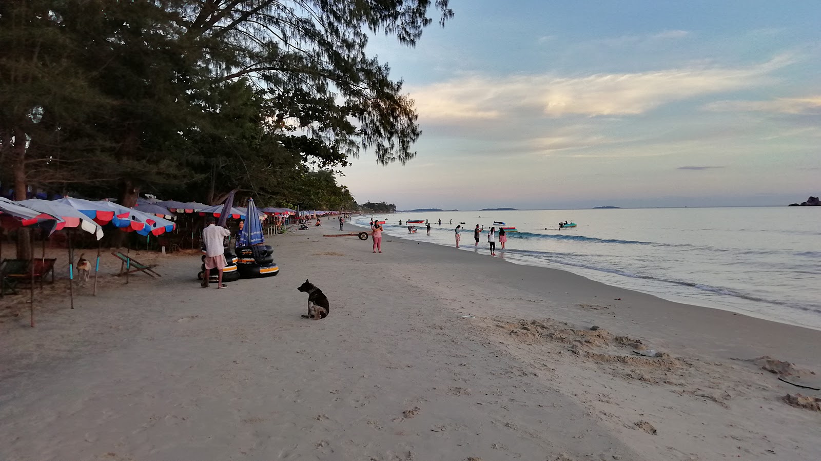 Foto de Laem Mae Phim Beach e o assentamento