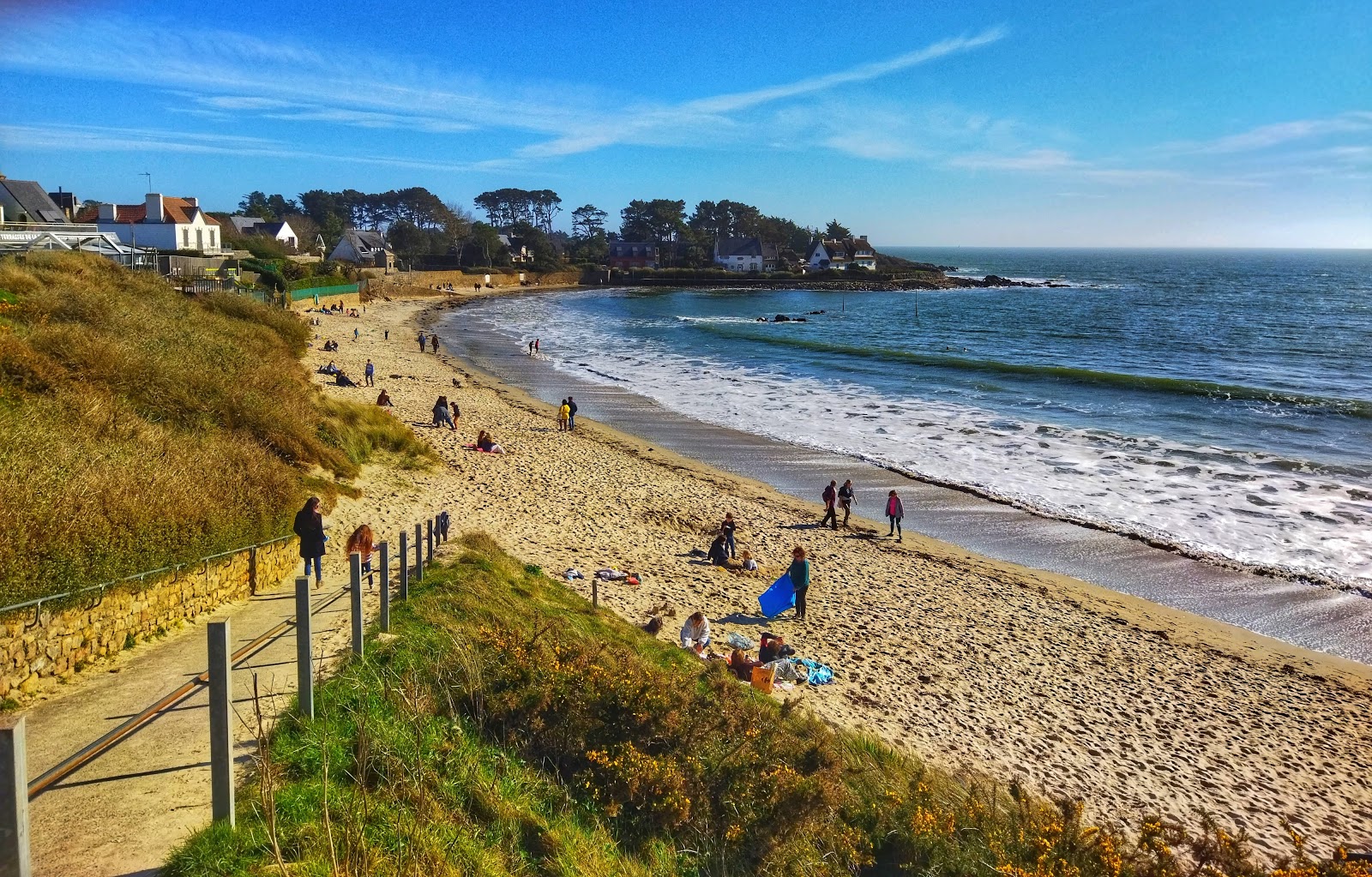 Foto de Plage de Kervillen - lugar popular entre os apreciadores de relaxamento